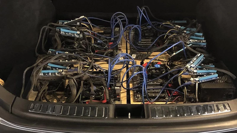 Rudarenje kriptovaluta u Tesla automobilu.